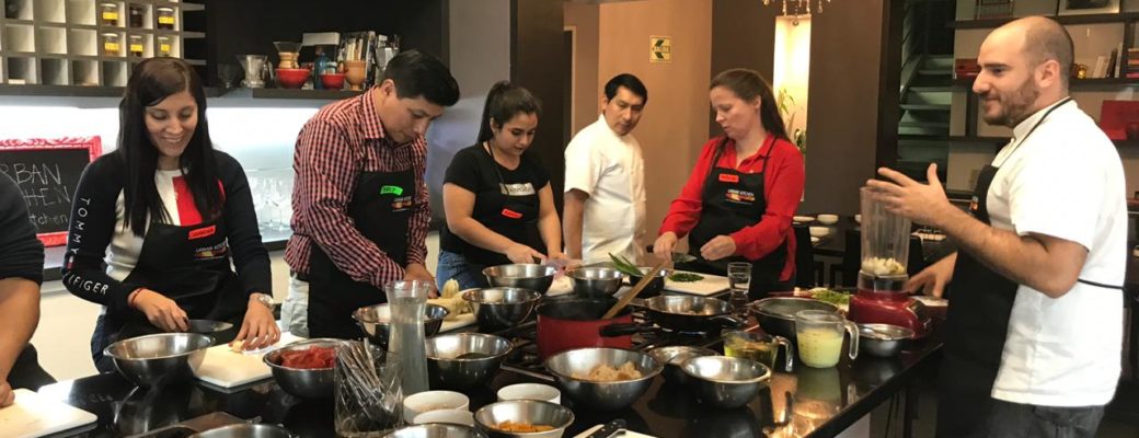 Fiestas Patrias En Perú: Cocina Y Trabajo En Equipo Fue Parte De La Celebración